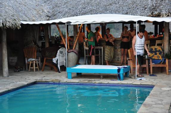 Reunião de viajantes ao redor da piscina do hotel em San Juan del Sur, na Nicarágua